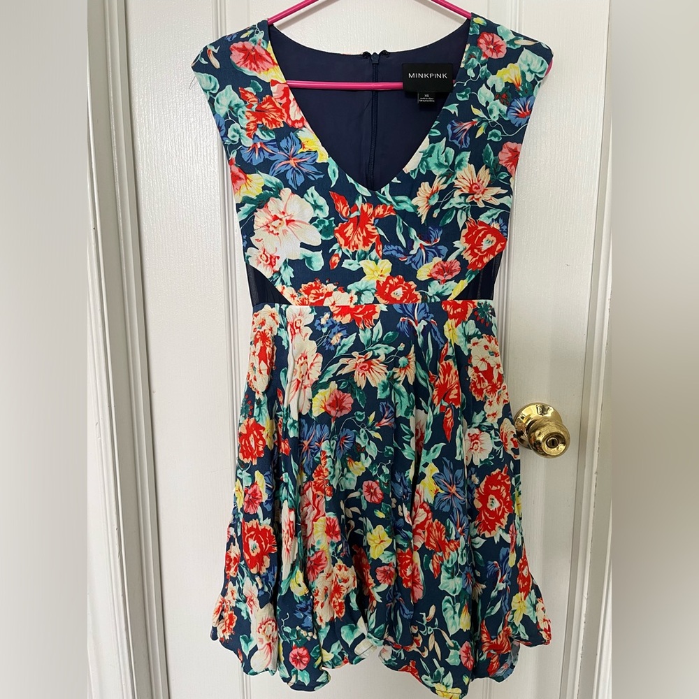 MINKPINK XS V-Neck Floral Dress with Pockets and Mesh Waist Panel